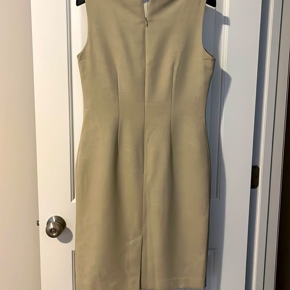 A dress - Picture 5 of 7